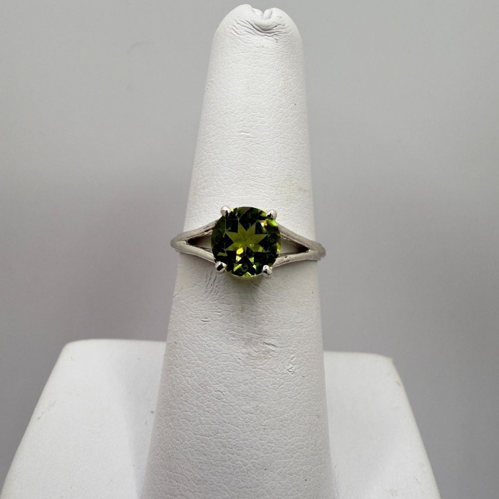 NWOT 7mm round cut‎ Peridot solitaire ring set in sterling silver!